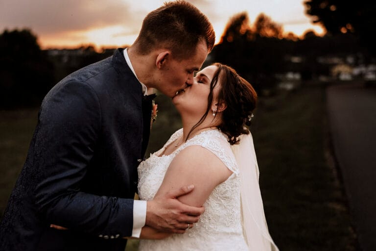 Hochzeit Heiraten Hochzeitsfotograf Dominik Neugebauer Portfolio - Braut und Bräutigam küssen sich bei Sonnenuntergangs-Stimmung