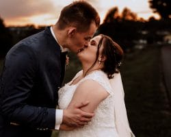 Hochzeit Heiraten Hochzeitsfotograf Dominik Neugebauer Portfolio - Braut und Bräutigam küssen sich bei Sonnenuntergangs-Stimmung