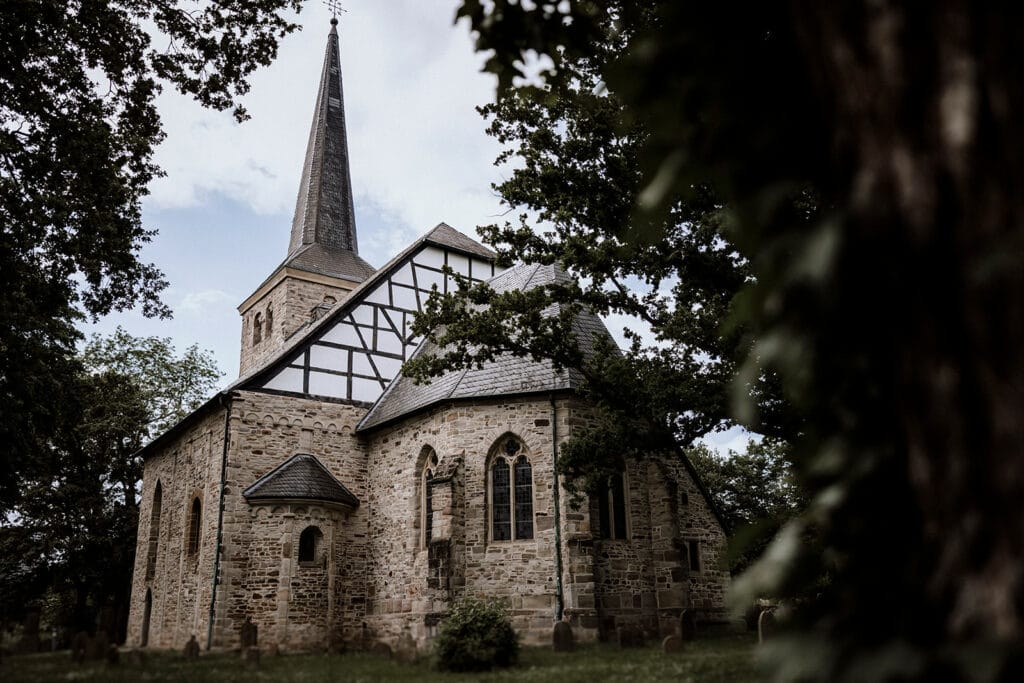 Stiepeler Dorfkirche Landhaus Grum Hattingen Hochzeitsfotograf - Gesamte Dorfkirche mit Gemäuer