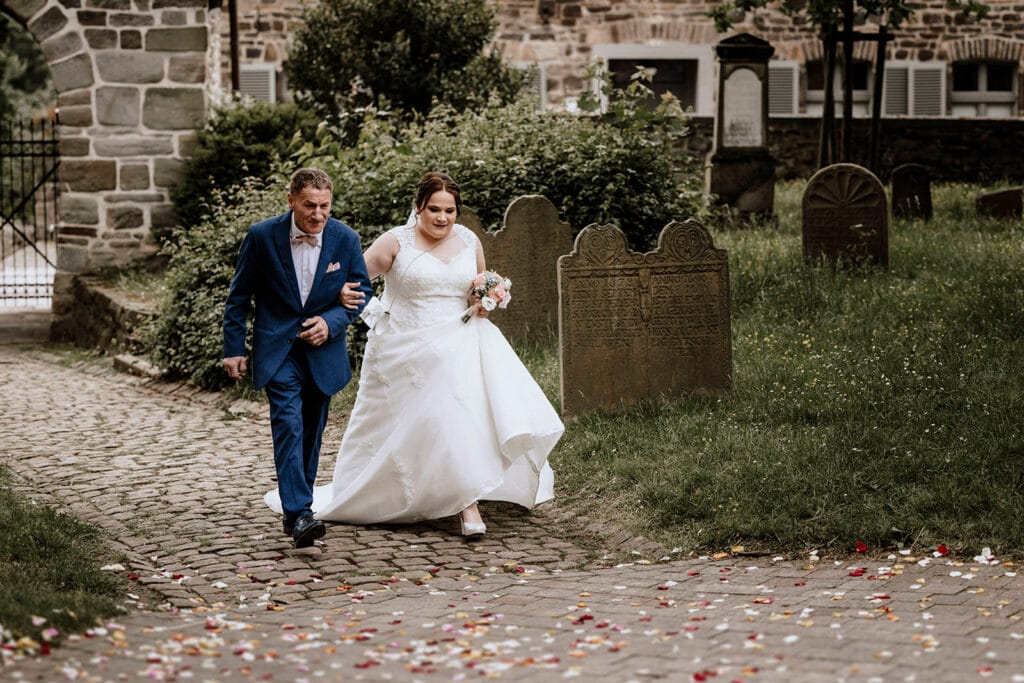 Stiepeler Dorfkirche Landhaus Grum Hattingen Hochzeitsfotograf - Brautvater führt Braut zum Altar