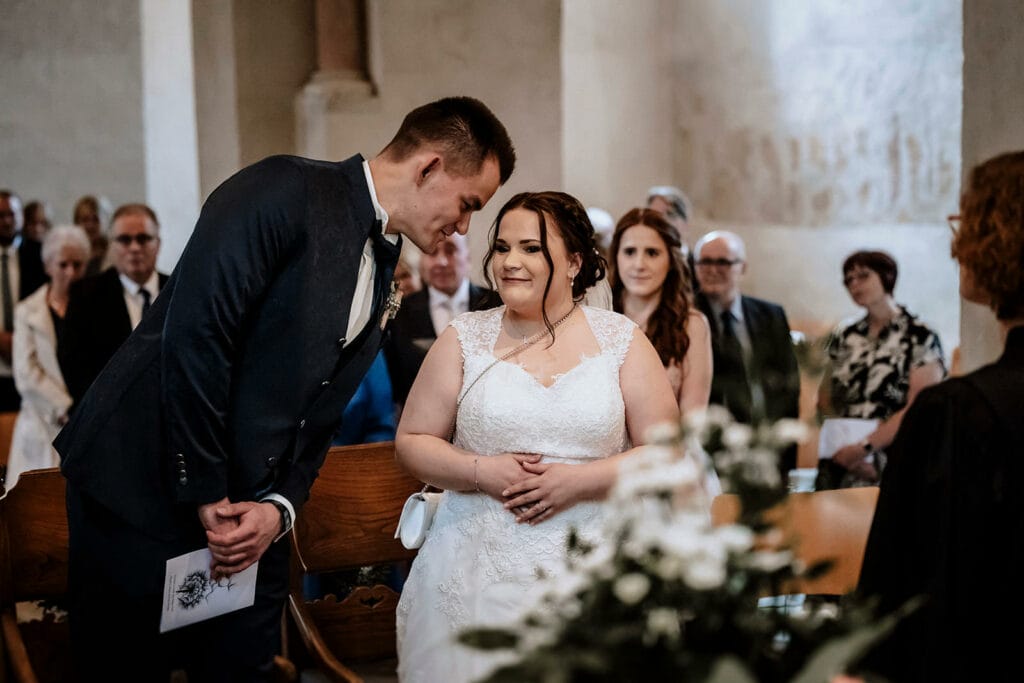 Stiepeler Dorfkirche Landhaus Grum Hattingen Hochzeitsfotograf - Bräutigam lehnt sich zur Braut