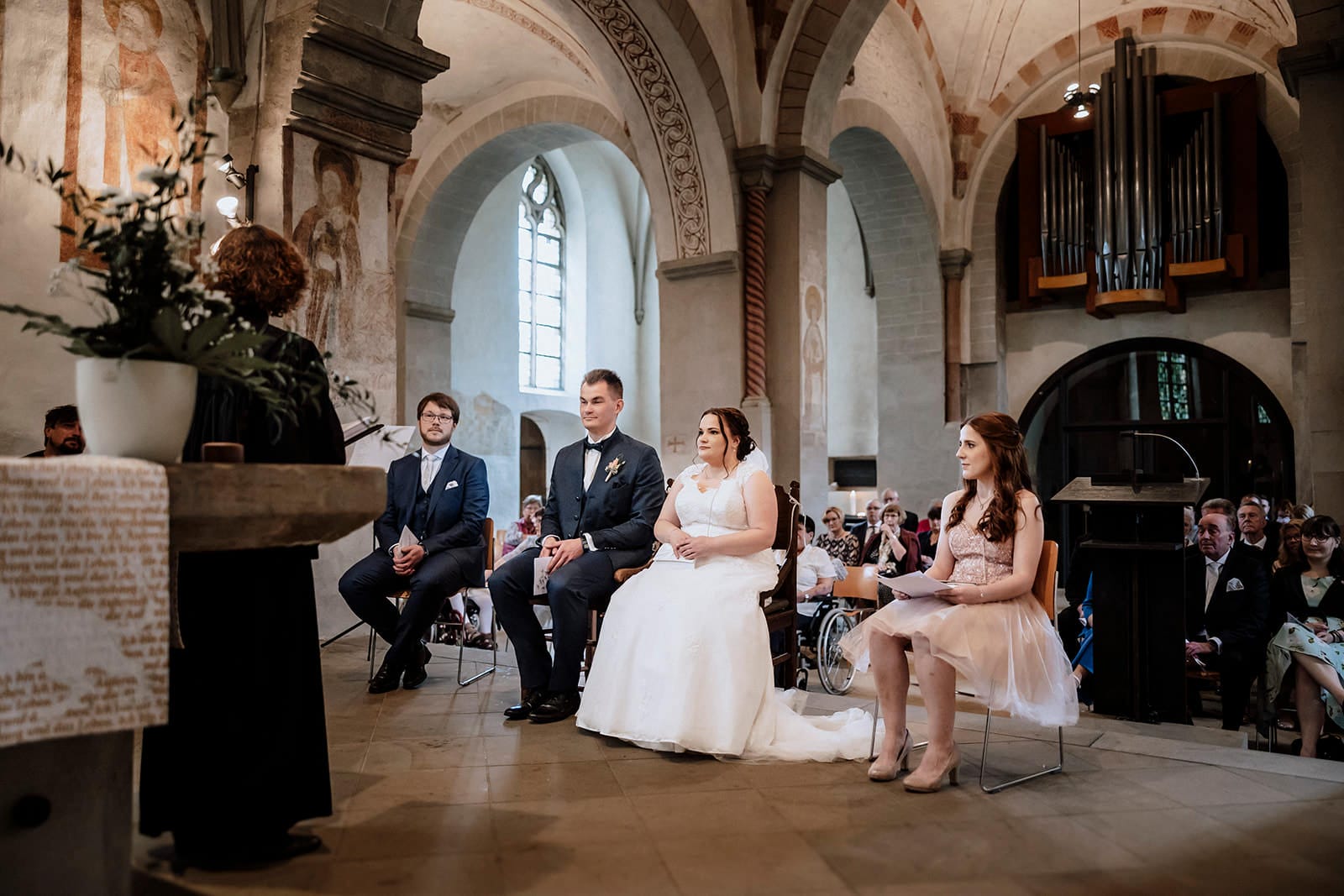 Stiepeler Dorfkirche Landhaus Grum Hattingen Hochzeitsfotograf - Braut und Bräutigam vor dem Altar