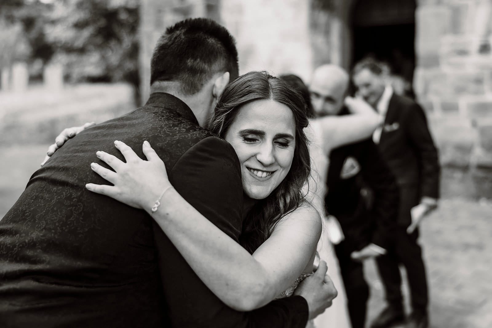 Stiepeler Dorfkirche Landhaus Grum Hattingen Hochzeitsfotograf - Gratulation der Schwester dem Bräutigam gegenüber