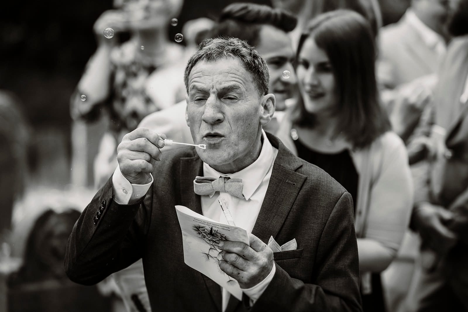 Stiepeler Dorfkirche Landhaus Grum Hattingen Hochzeitsfotograf - Brautvater wirft Seifenblasen