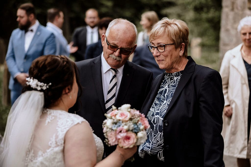 Stiepeler Dorfkirche Landhaus Grum Hattingen Hochzeitsfotograf - Familie beglückwünscht Braut zur Hochzeit