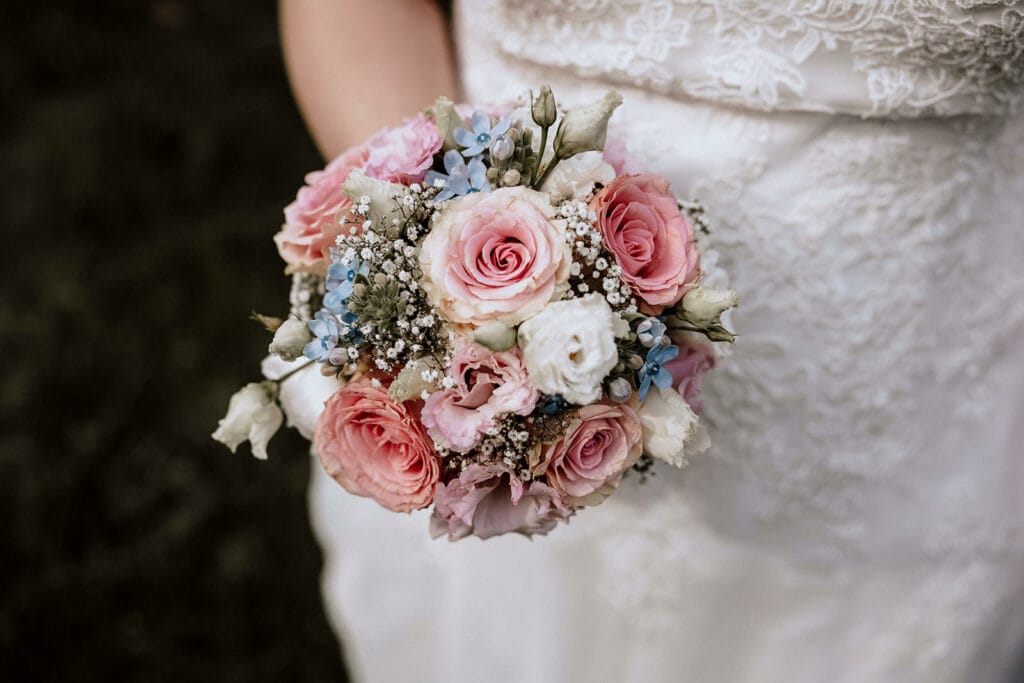 Stiepeler Dorfkirche Landhaus Grum Hattingen Hochzeitsfotograf - Brautstrauß der Braut
