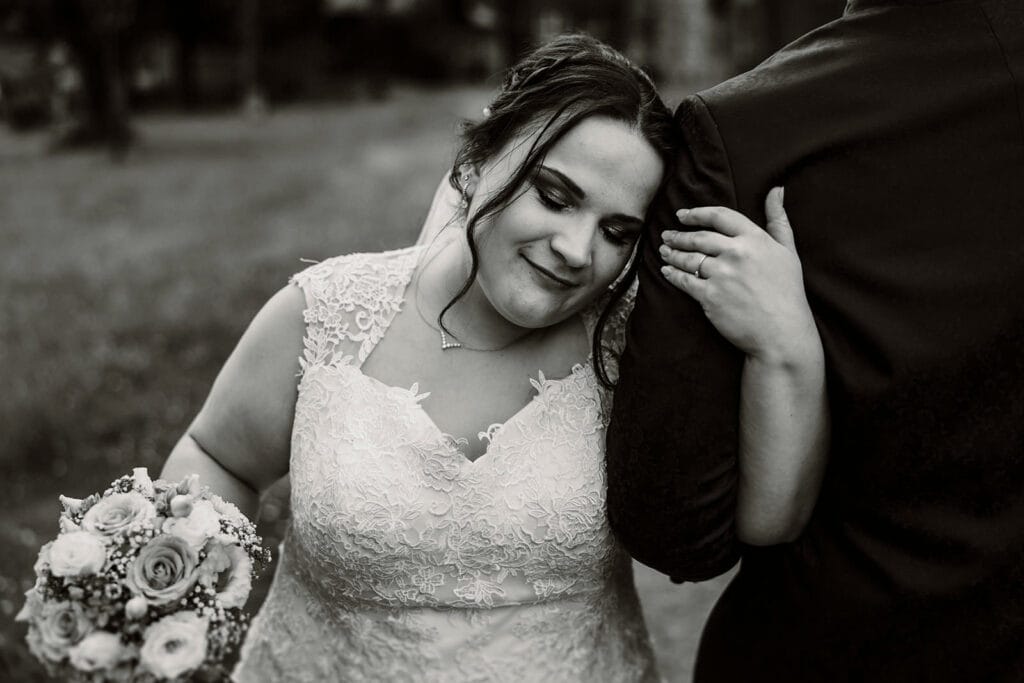 Stiepeler Dorfkirche Landhaus Grum Hattingen Hochzeitsfotograf - Braut lehnt sich an die Schulter des Bräutigams