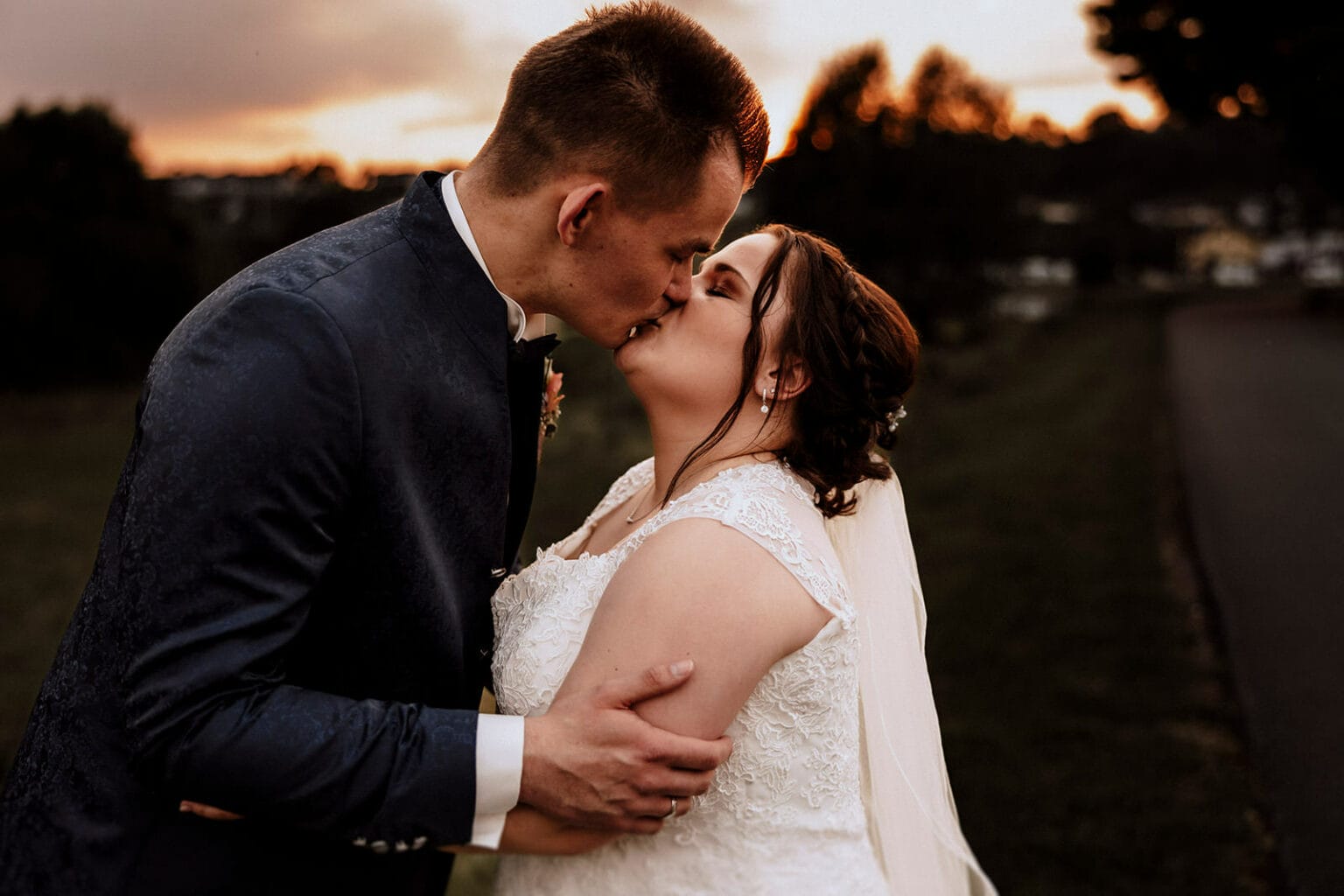 Stiepeler Dorfkirche Landhaus Grum Hattingen Hochzeitsfotograf - Hochzeitspaar küsst sich Landhaus Grum