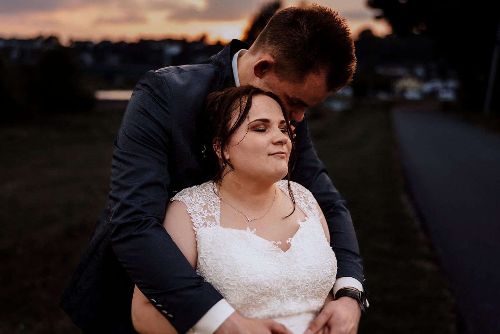 Stiepeler Dorfkirche Landhaus Grum Hattingen Hochzeitsfotograf - Hochzeitspaar schmiegt sich an Landhaus Grum