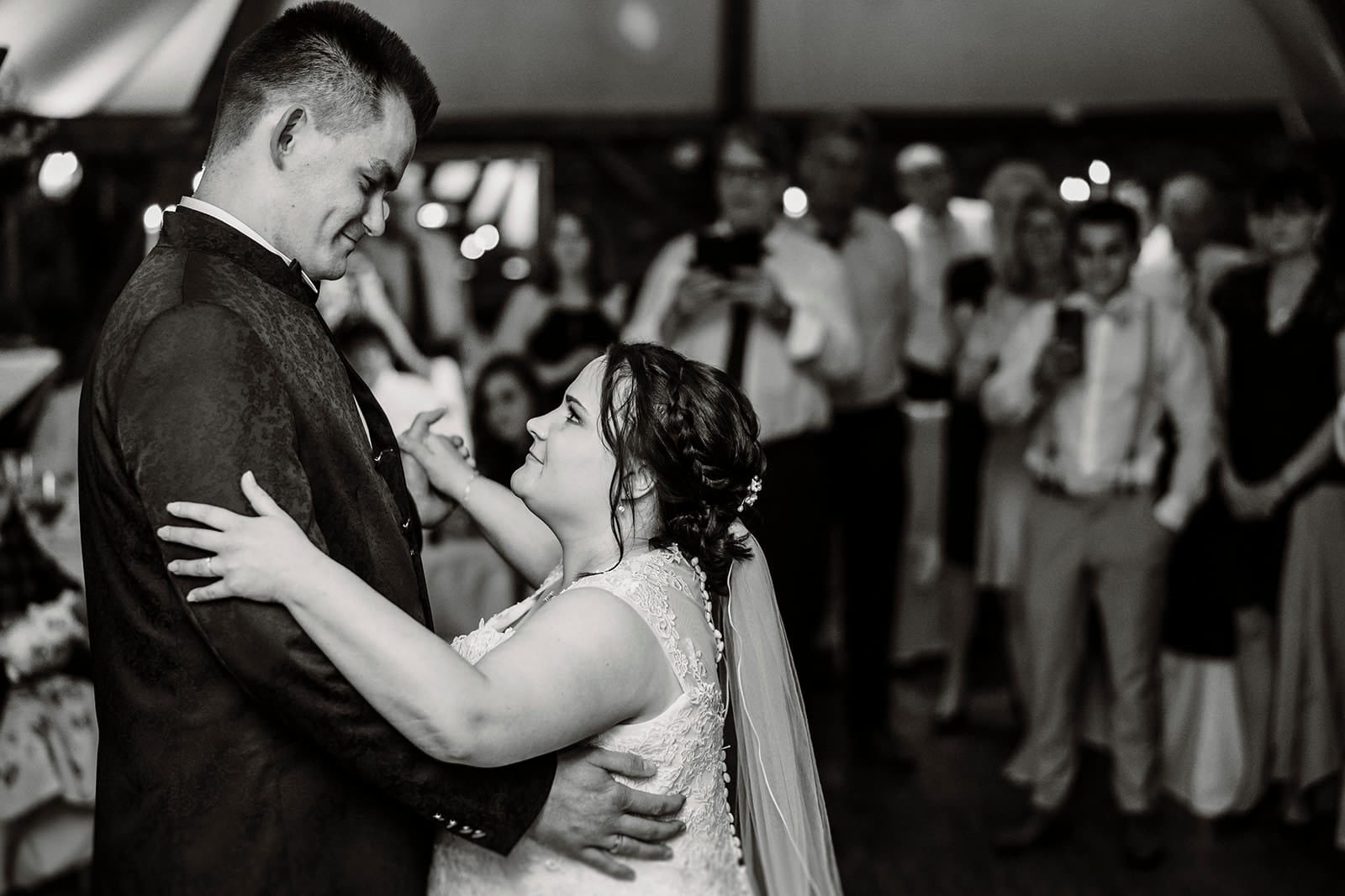 Stiepeler Dorfkirche Landhaus Grum Hattingen Hochzeitsfotograf - Hochzeitstanz des Brautpaars beginnt