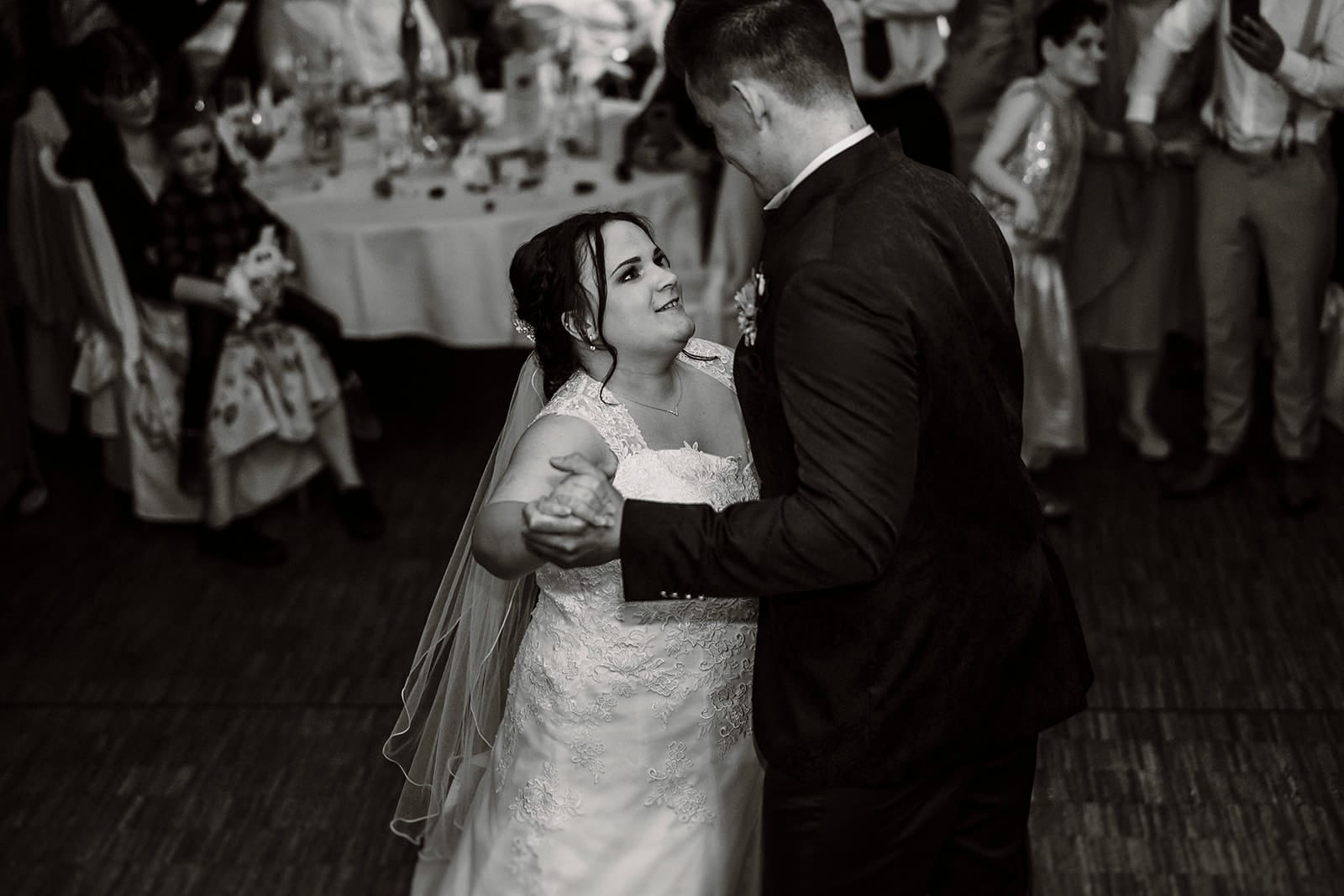 Stiepeler Dorfkirche Landhaus Grum Hattingen Hochzeitsfotograf - Bräutigam blickt runter zu seiner Braut während Hochzeitstanz