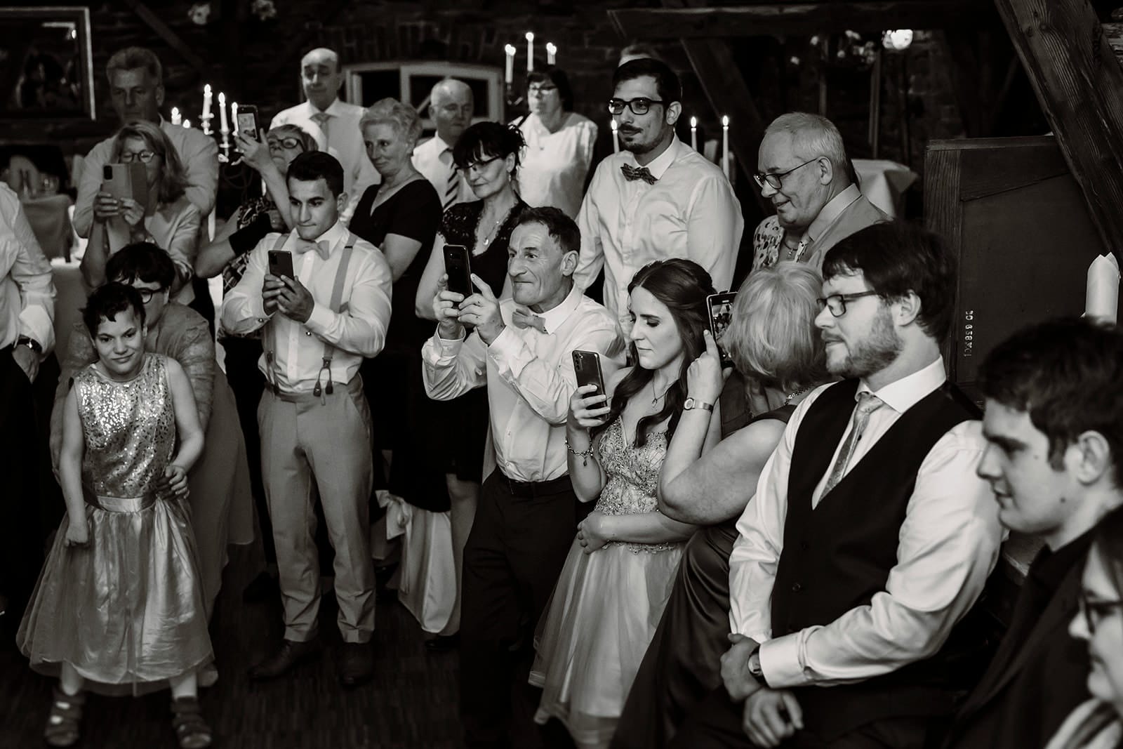 Stiepeler Dorfkirche Landhaus Grum Hattingen Hochzeitsfotograf - Gäste nehmen Hochzeitstanz mit Handys auf