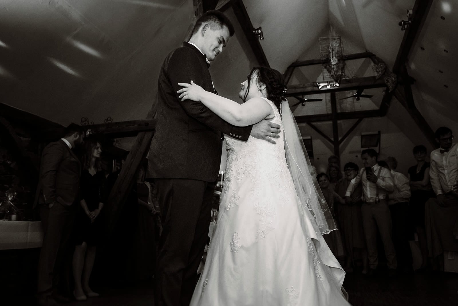 Stiepeler Dorfkirche Landhaus Grum Hattingen Hochzeitsfotograf - Braut und Bräutigam tanzen Hochzeitstanz