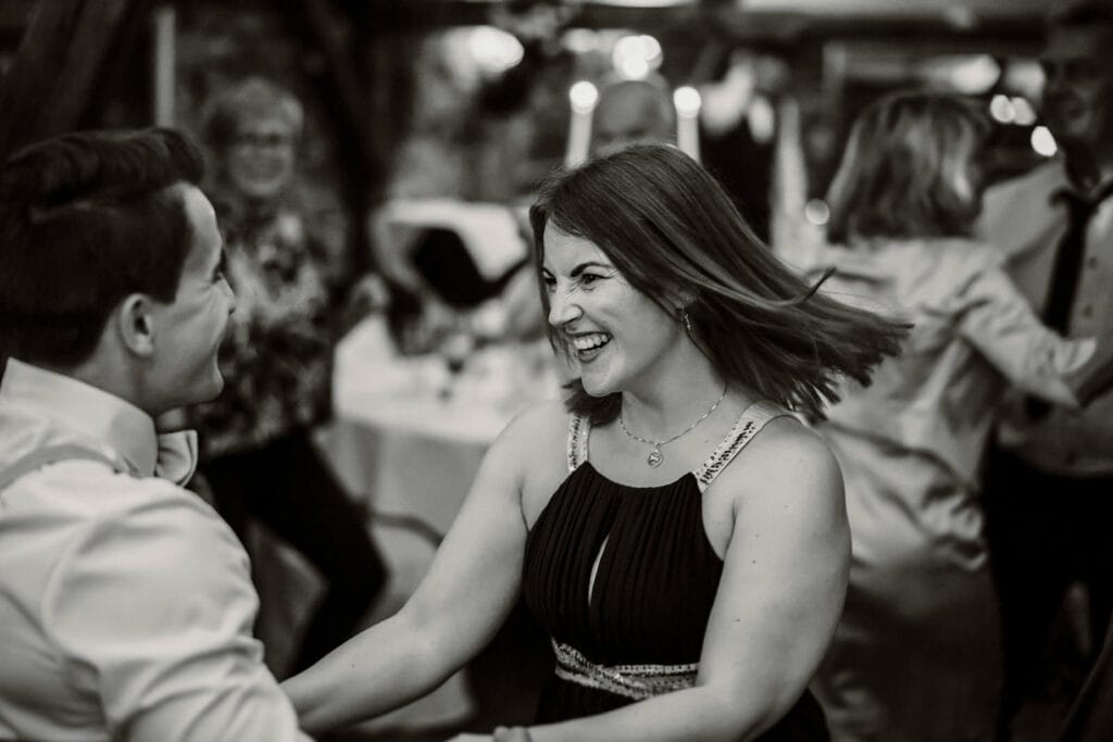 Stiepeler Dorfkirche Landhaus Grum Hattingen Hochzeitsfotograf - Trauzeugin tanzt auf der Hochzeitsparty
