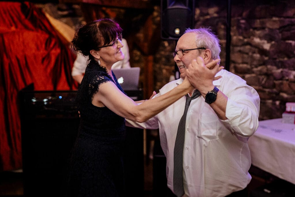 Stiepeler Dorfkirche Landhaus Grum Hattingen Hochzeitsfotograf - Hochzeitsgäste tanzen zur Hochzeitsfeier
