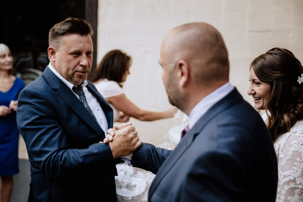 Glessener Mühlenhof Bergheim Hochzeitsfotograf - Trauzeuge Handschlag mit Bräutigam