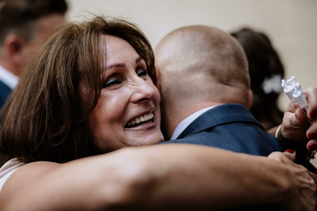 Glessener Mühlenhof Bergheim Hochzeitsfotograf - Brautmutter umarmt Bräutigam