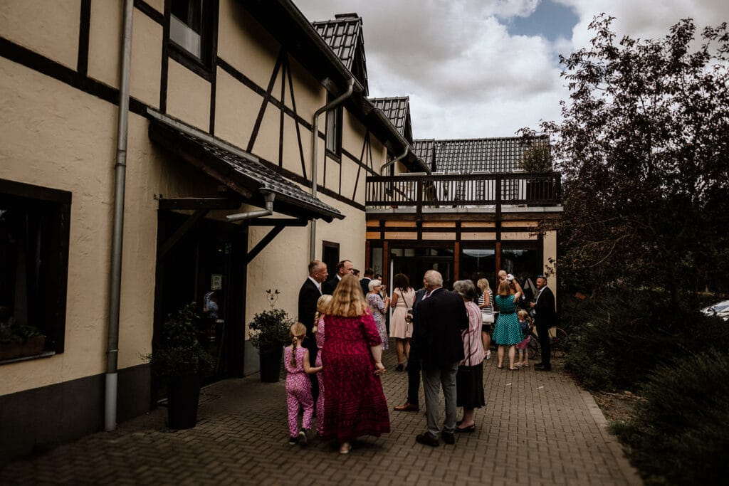 Glessener Mühlenhof Bergheim Hochzeitsfotograf - Hochzeitsgäste versammeln sich nach Trauung