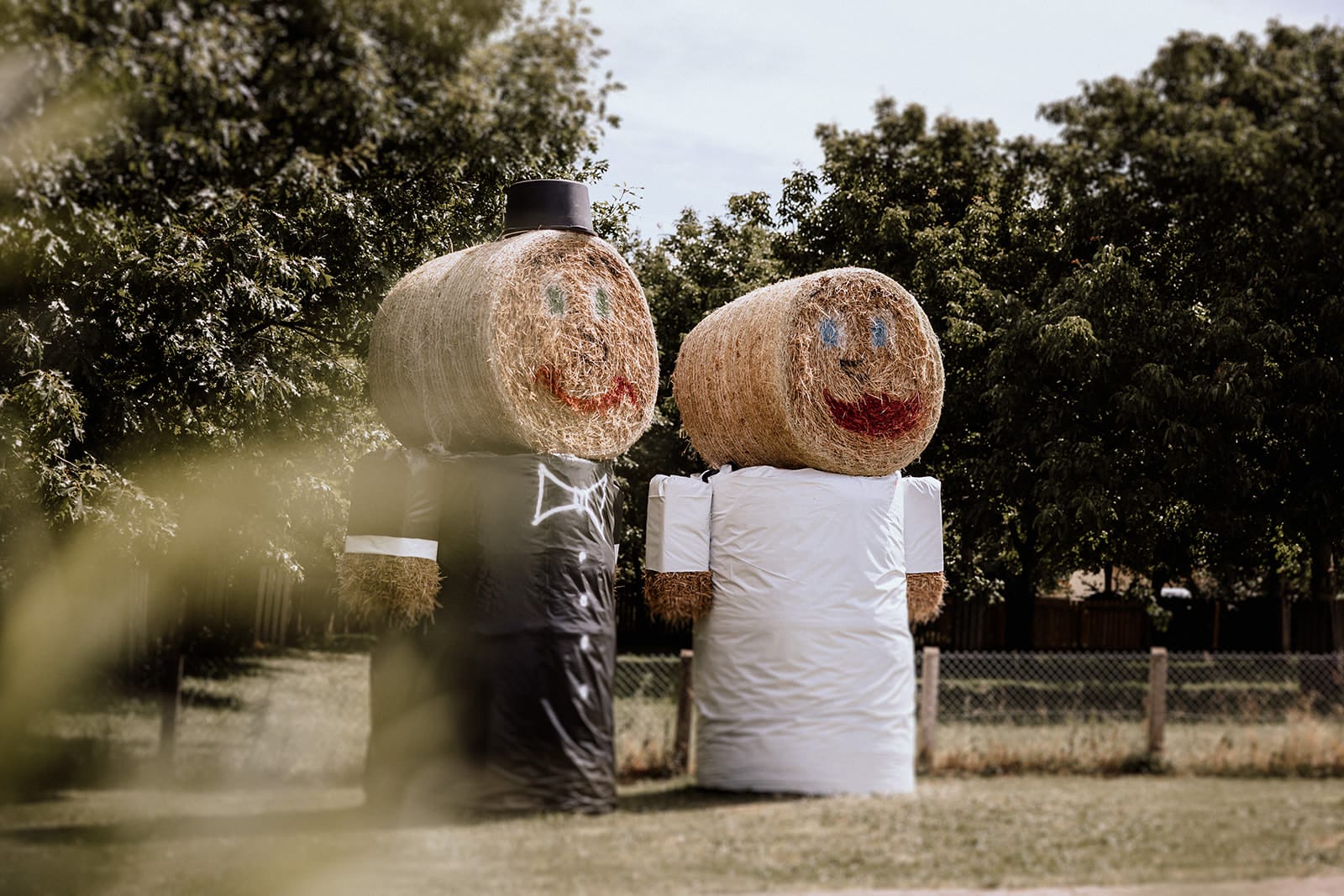 Glessener Mühlenhof Bergheim Hochzeitsfotograf - Strohmänner Braut und Bräutigam