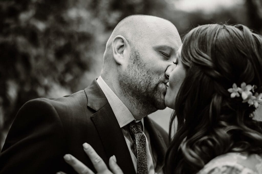 Glessener Mühlenhof Bergheim Hochzeitsfotograf - Bräutigam küsst Braut auf den Mund