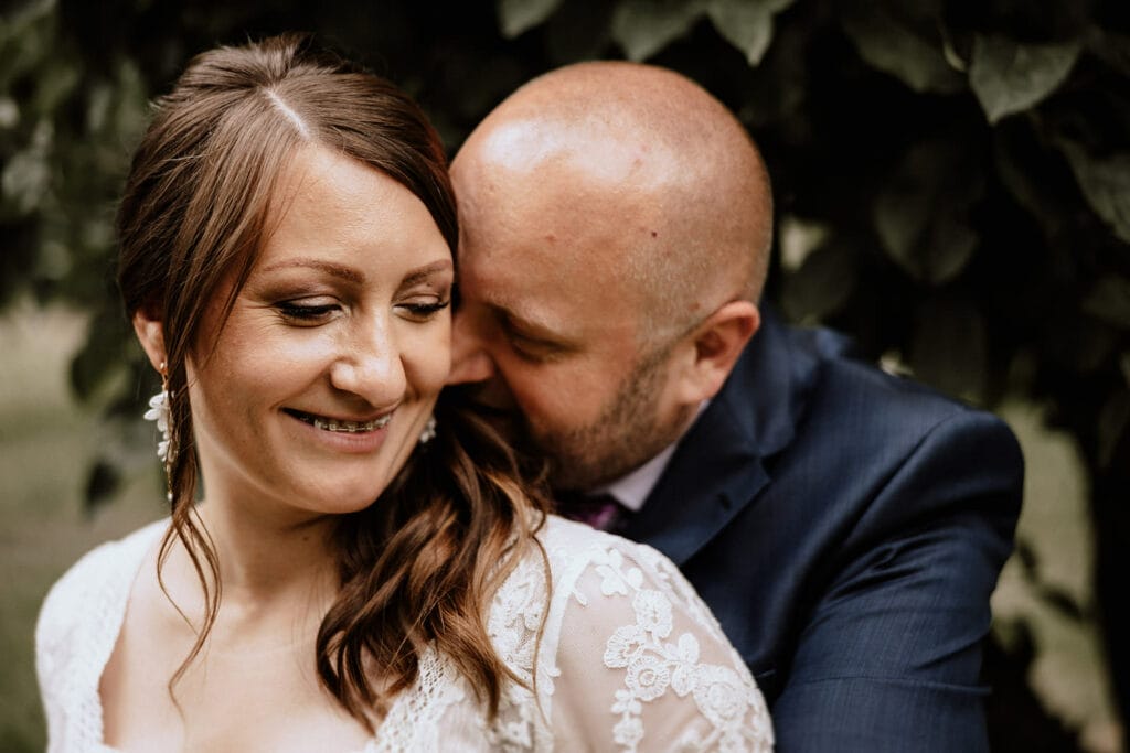 Glessener Mühlenhof Bergheim Hochzeitsfotograf - Braut und Bräutigam lächeln bei der Brautpaar-Session