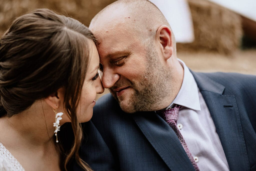 Glessener Mühlenhof Bergheim Hochzeitsfotograf - Braut und Bräutigam sehen sich liebevoll an