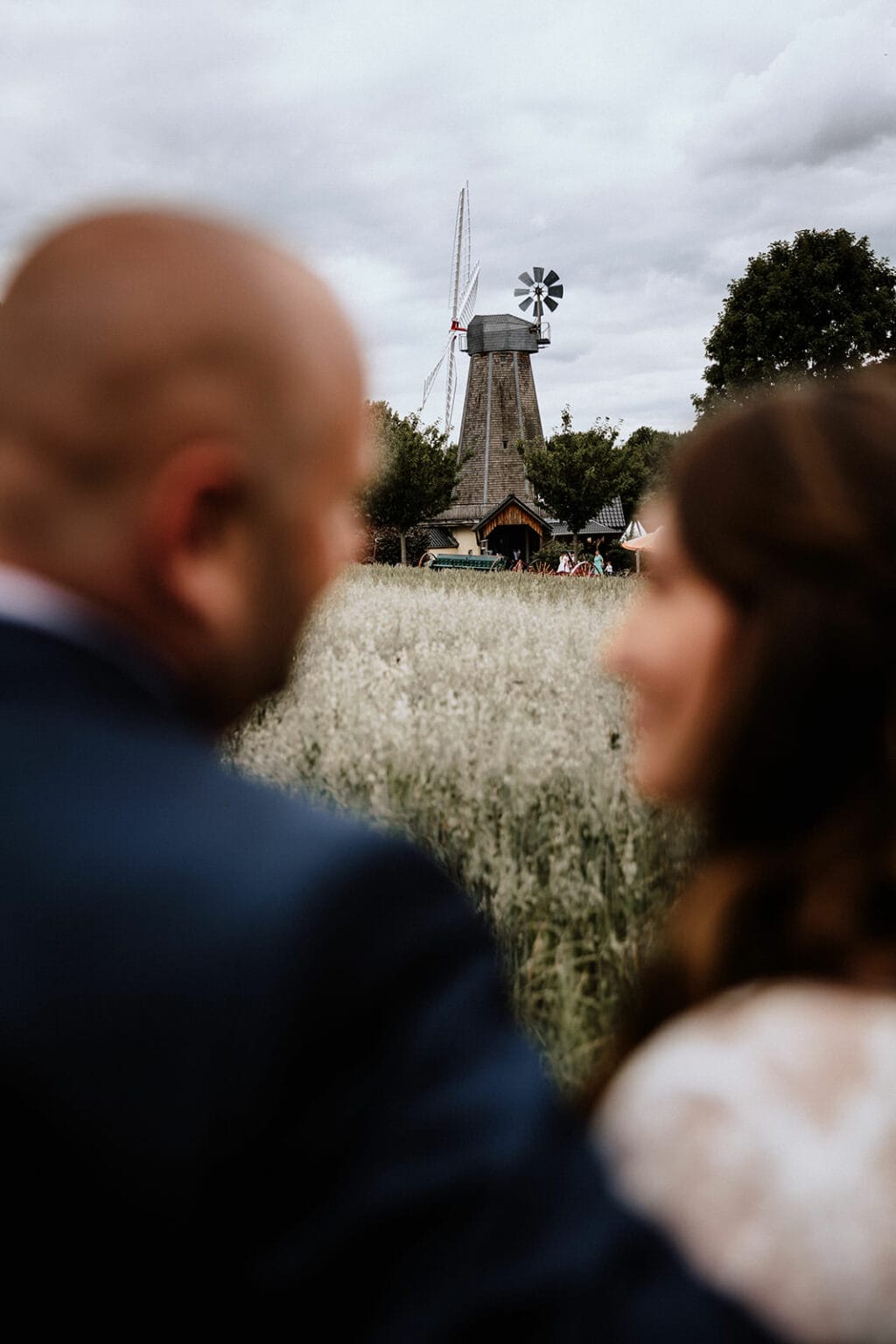 Glessener Mühlenhof Bergheim Hochzeitsfotograf - Brautpaar vor Glessener Mühle in Bergheim