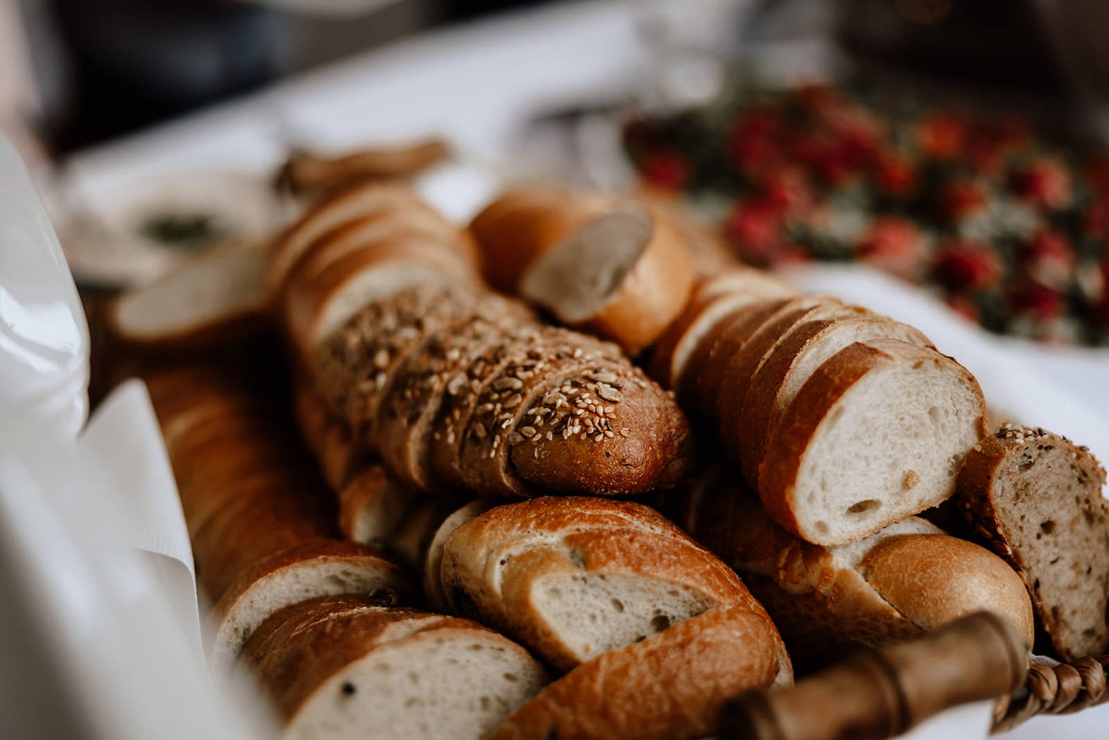 Glessener Mühlenhof Bergheim Hochzeitsfotograf - Essen für Hochzeitsgäste Catering Brotstange geschnitten