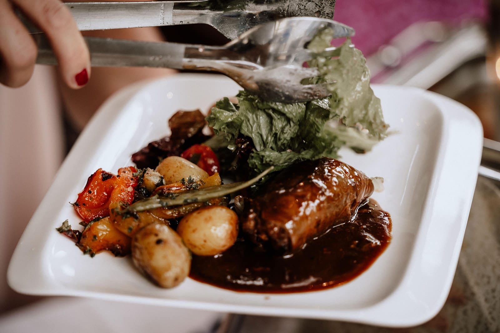 Glessener Mühlenhof Bergheim Hochzeitsfotograf - Hochzeitsessen auf einem Teller. Bratkartoffeln, Braten und Blattsalat
