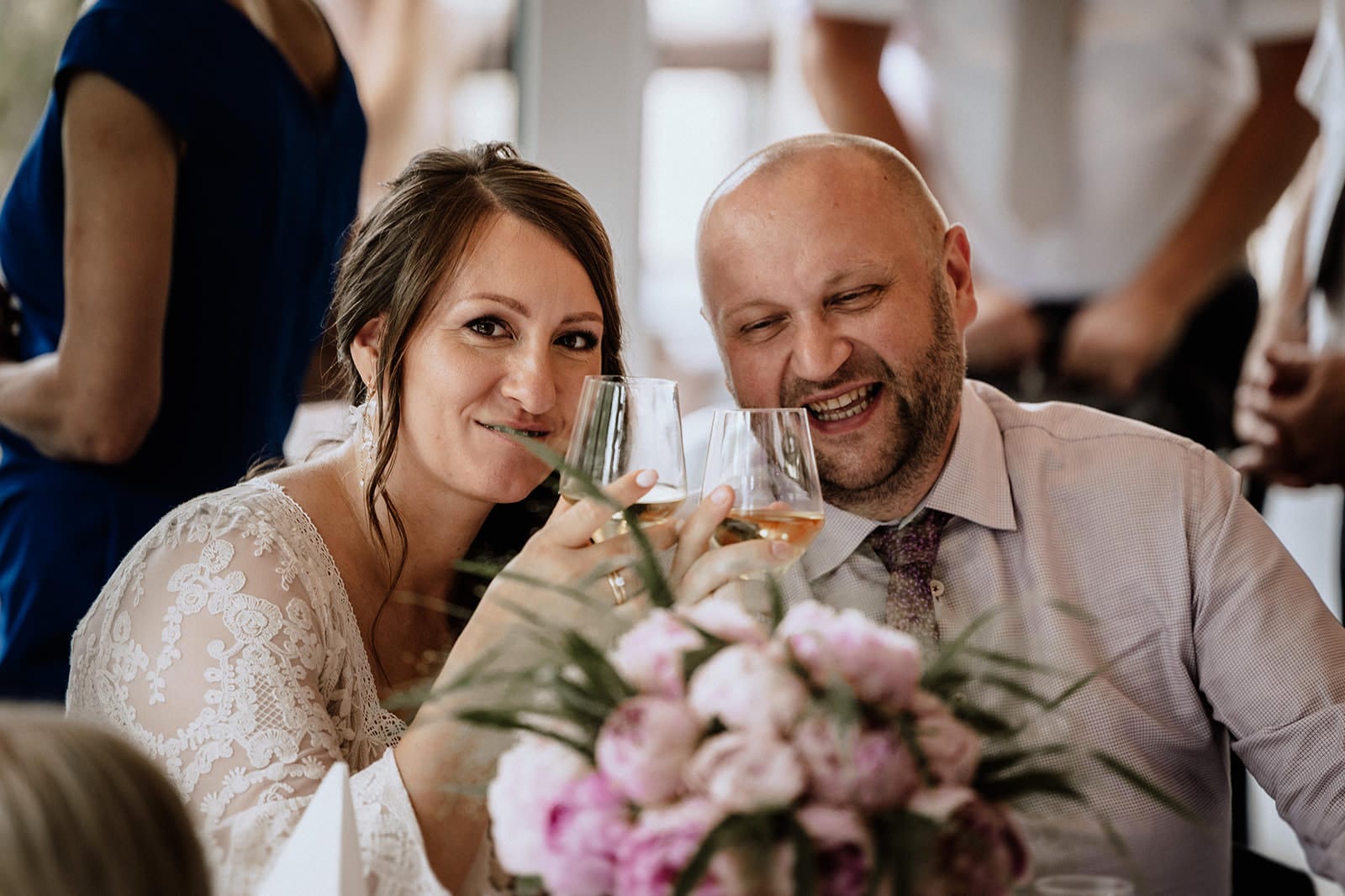 Glessener Mühlenhof Bergheim Hochzeitsfotograf - Braut und Bräutigam prosten sich zu