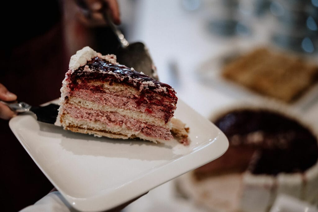 Glessener Mühlenhof Bergheim Hochzeitsfotograf - Hochzeitstorte Stück