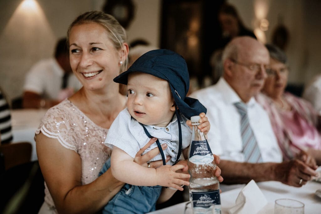 Glessener Mühlenhof Bergheim Hochzeitsfotograf - Kind lächelt zur Kamera Hochzeitsgast