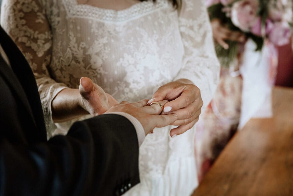 Glessener Mühlenhof Bergheim Hochzeitsfotograf - Braut steckt Ring an Finger des Bräutigams