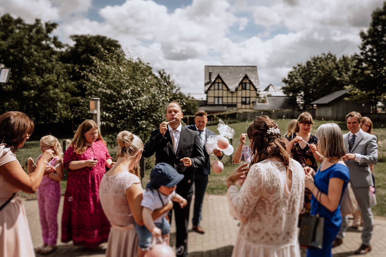 Glessener Mühlenhof Bergheim Hochzeitsfotograf - Hochzeitsgäste feiern Brautpaar