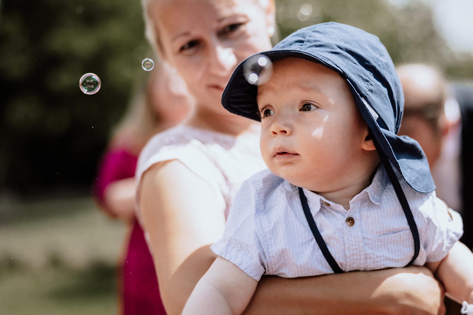 Glessener Mühlenhof Bergheim Hochzeitsfotograf - Kind bewundert Seifenblasen