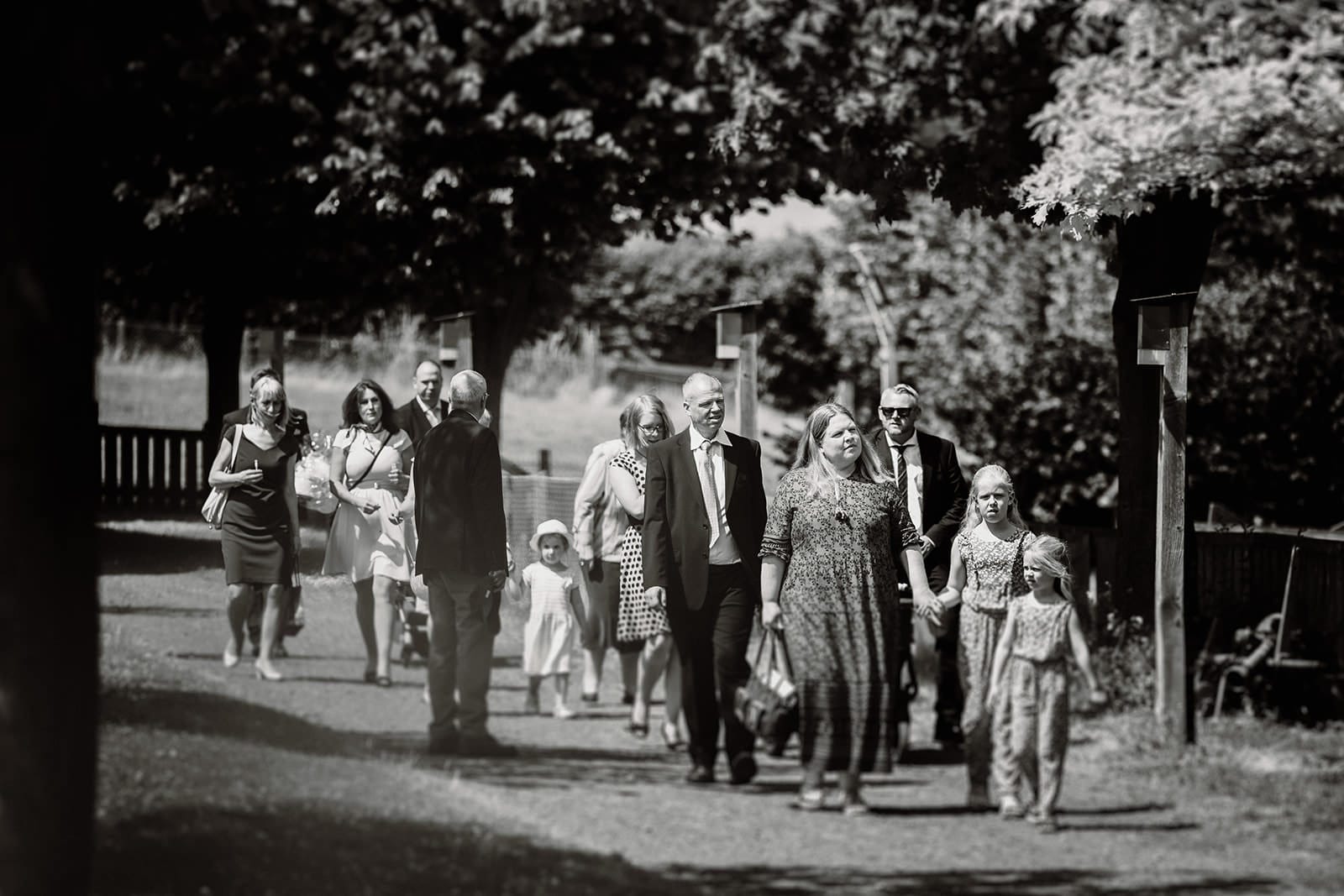 Glessener Mühlenhof Bergheim Hochzeitsfotograf - Hochzeitsgäste laufen zum Empfang