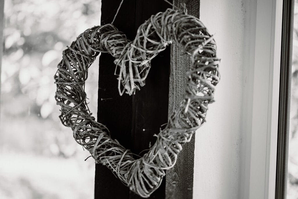 Glessener Mühlenhof Bergheim Hochzeitsfotograf - Ein Dekoherz aus Holz