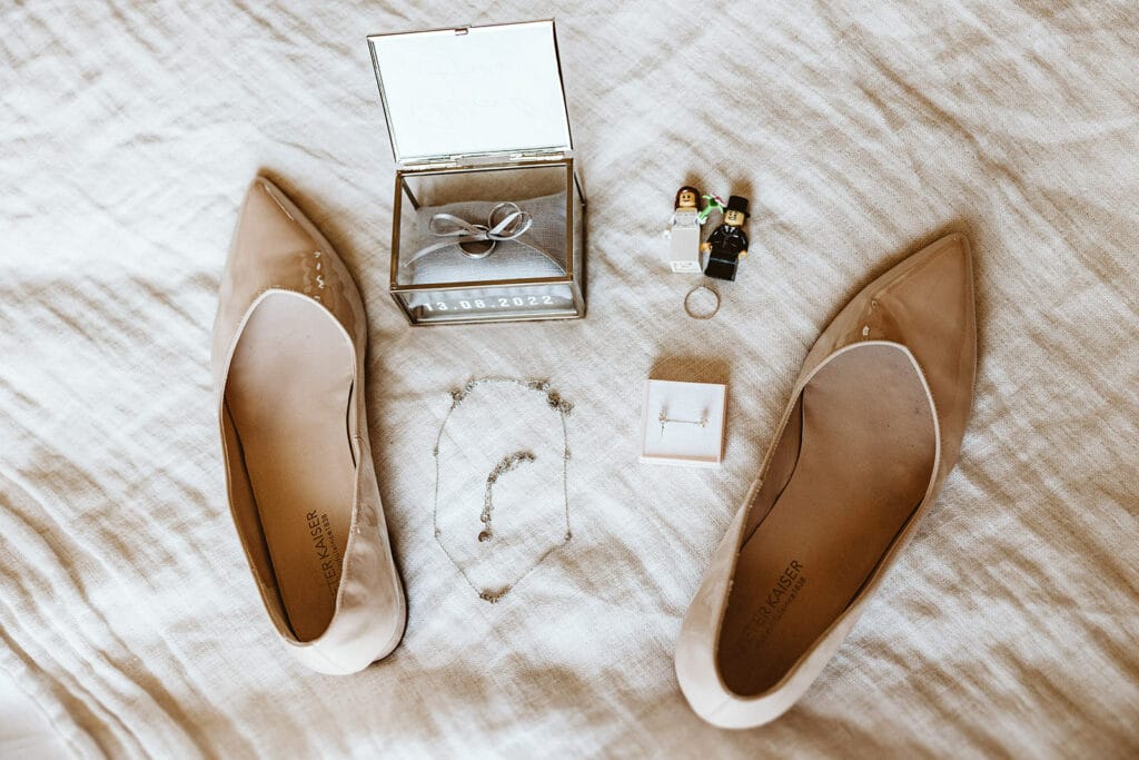 Herrenhaus Cromford Ratingen 25hours Hotel Düsseldorf Hochzeitsfotograf - Flatlay Accessoires der Braut