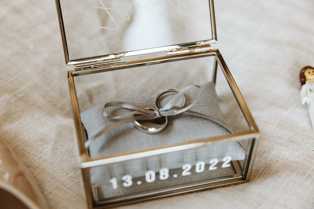 Herrenhaus Cromford Ratingen 25hours Hotel Düsseldorf Hochzeitsfotograf - Trauringe des Hochzeitspaars