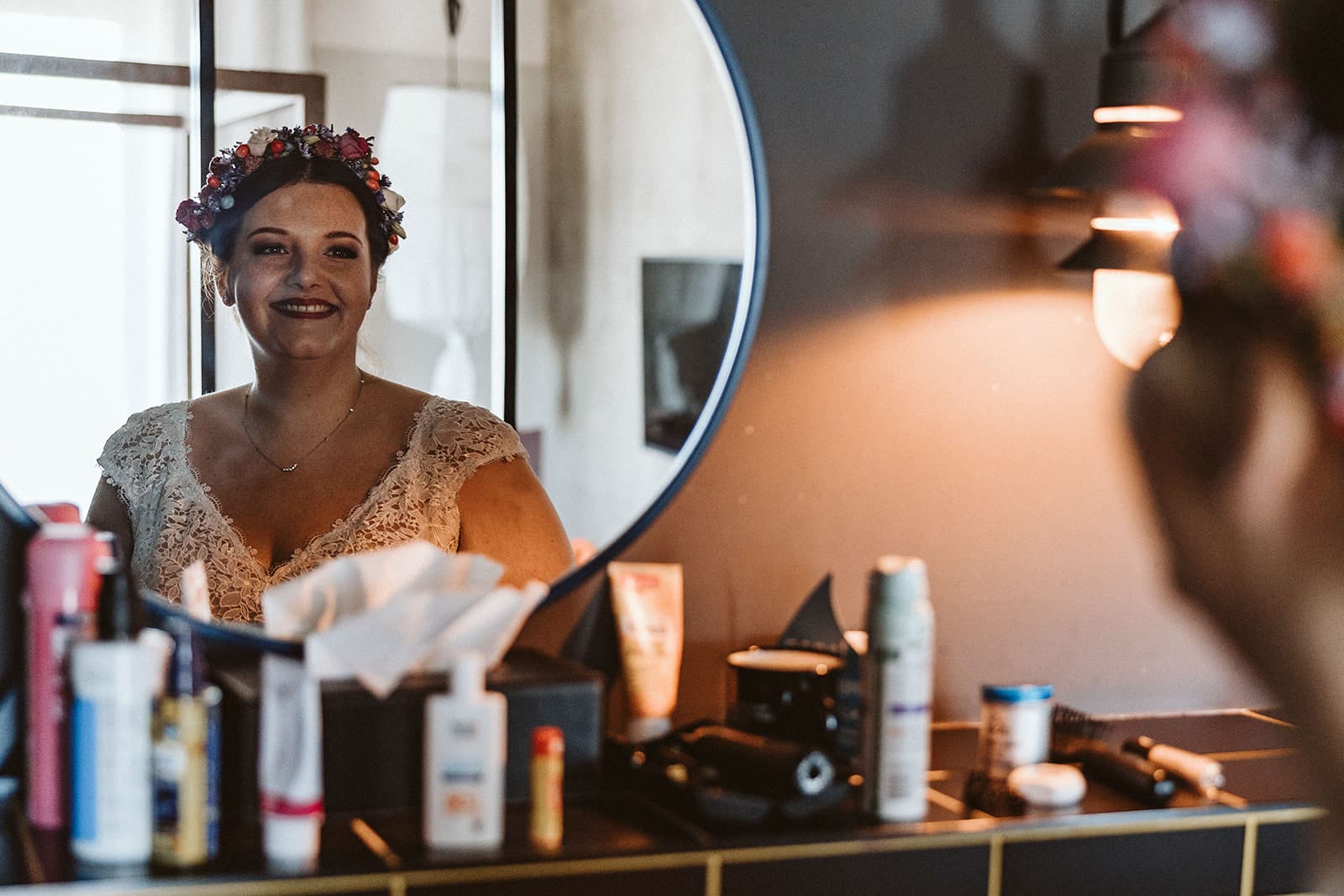 Herrenhaus Cromford Ratingen 25hours Hotel Düsseldorf Hochzeitsfotograf - Braut wirft einen letzten prüfenden Blick in den Spiegel beim Getting Ready