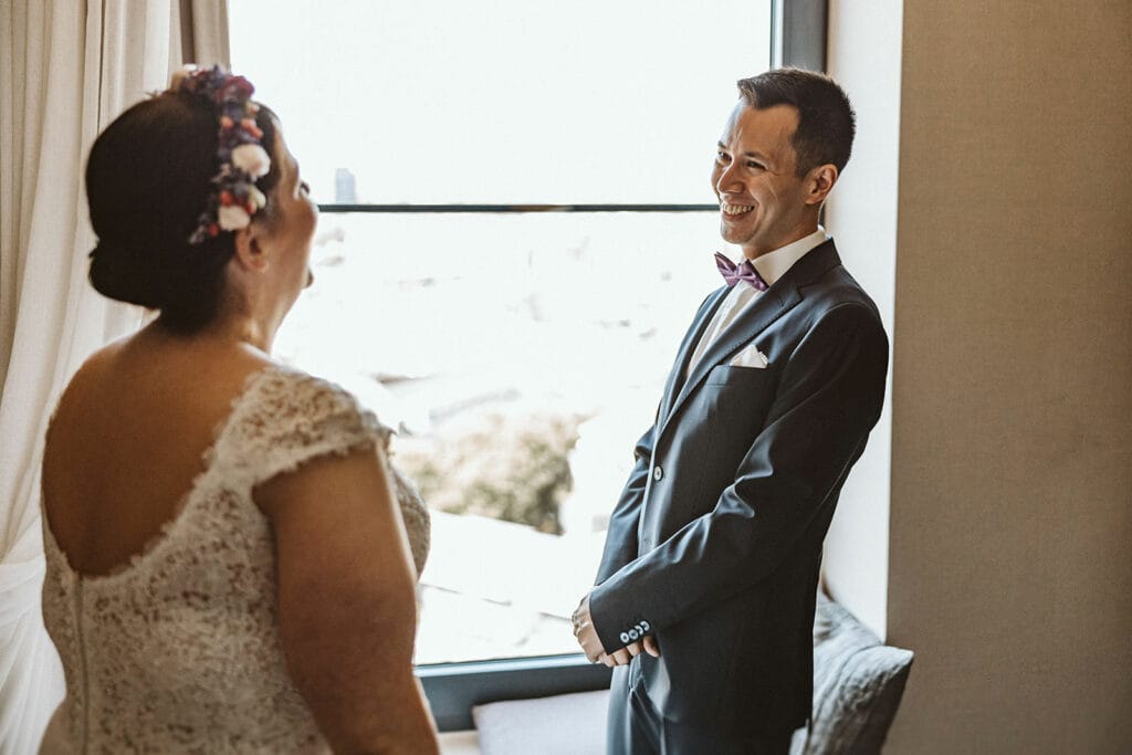 Herrenhaus Cromford Ratingen 25hours Hotel Düsseldorf Hochzeitsfotograf - Bräutigam dreht sich beim First Look um