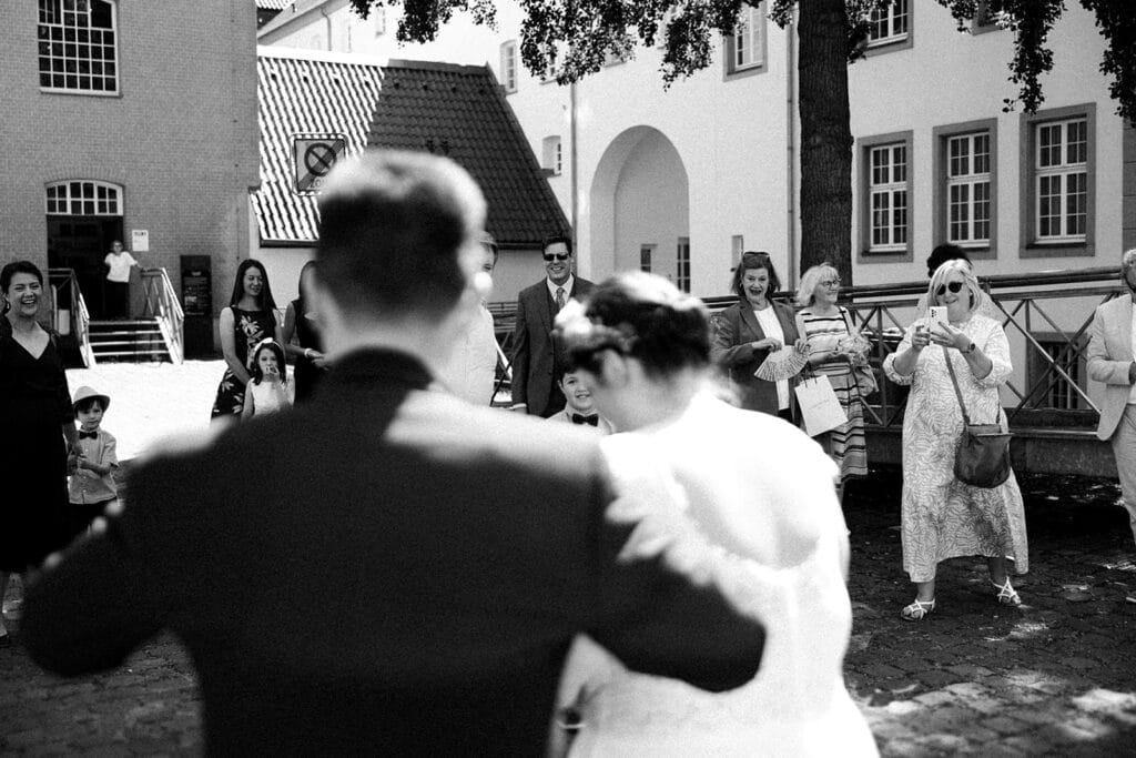 Herrenhaus Cromford Ratingen 25hours Hotel Düsseldorf Hochzeitsfotograf - Hochzeitsgäste begrüßen Brautpaar