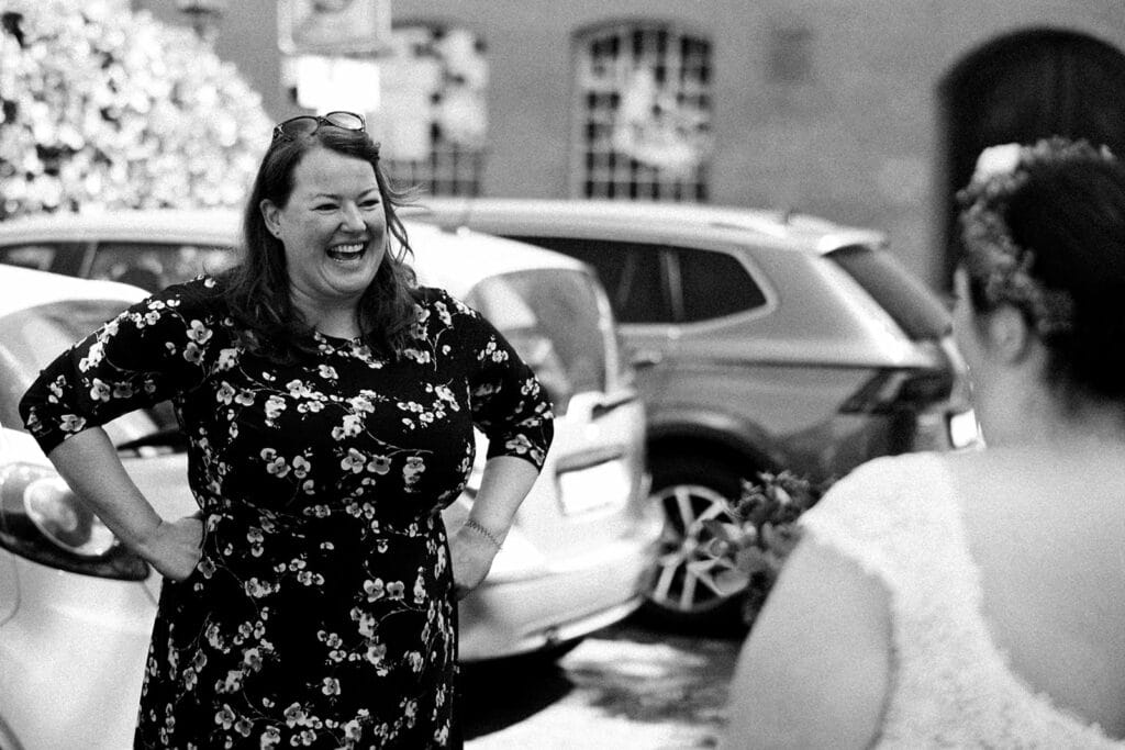 Herrenhaus Cromford Ratingen 25hours Hotel Düsseldorf Hochzeitsfotograf - Hochzeitsgast lächelt zur Braut