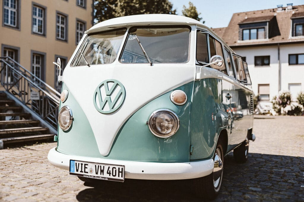Herrenhaus Cromford Ratingen 25hours Hotel Düsseldorf Hochzeitsfotograf - VW Bulli für Brautpaar steht bereit