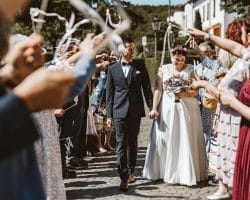 Herrenhaus Cromford Ratingen 25hours Hotel Düsseldorf Hochzeitsfotograf - Auszug des Brautpaars