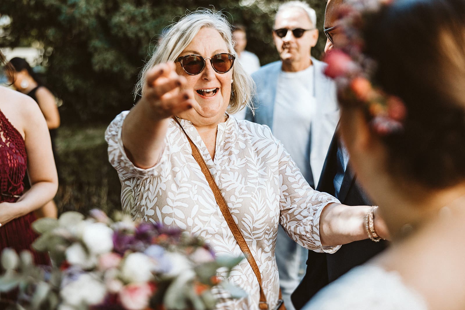 Herrenhaus Cromford Ratingen 25hours Hotel Düsseldorf Hochzeitsfotograf - Hochzeitsgast will Braut umarmen