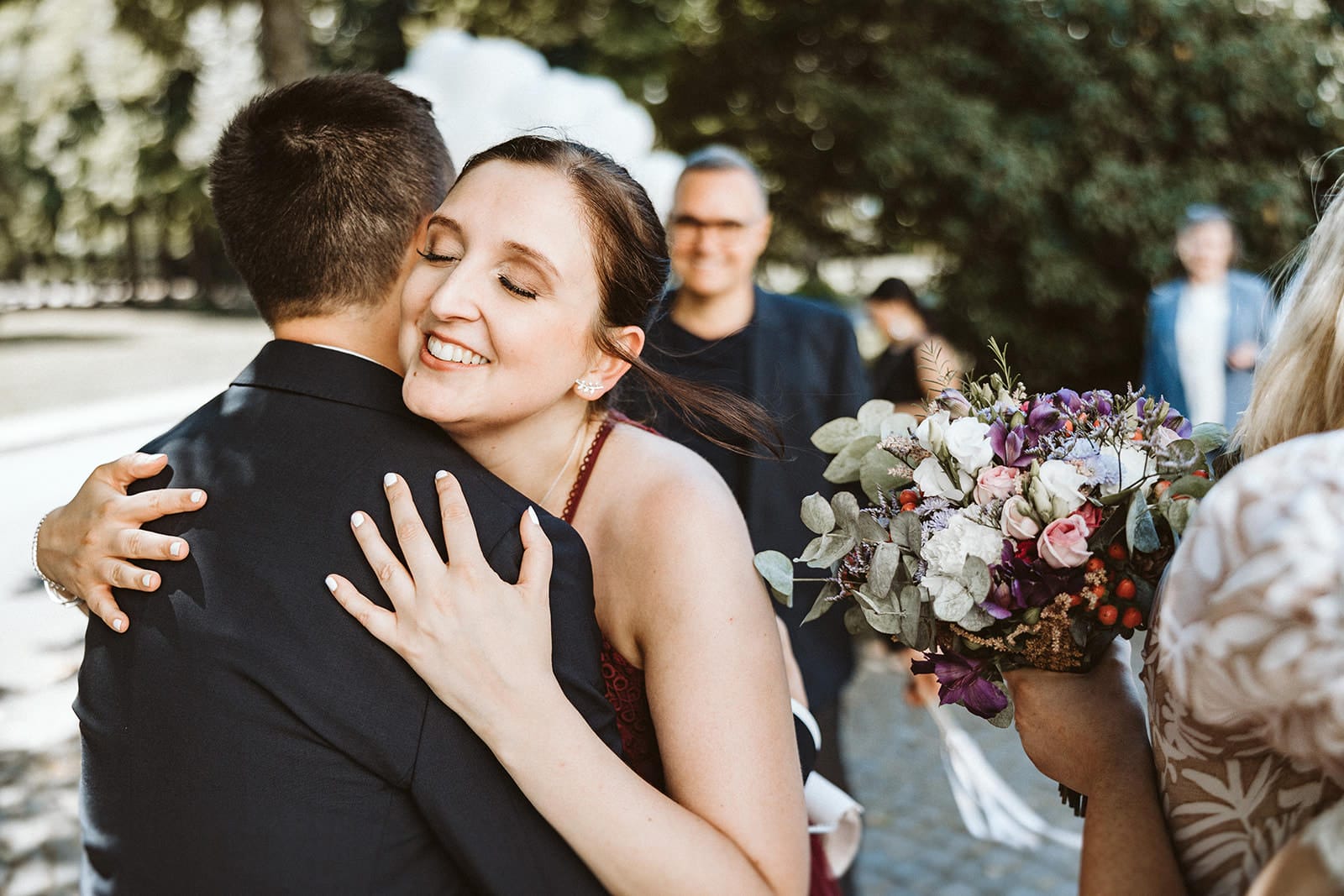 Herrenhaus Cromford Ratingen 25hours Hotel Düsseldorf Hochzeitsfotograf - Hochzeitsgast umarmt Bräutigam