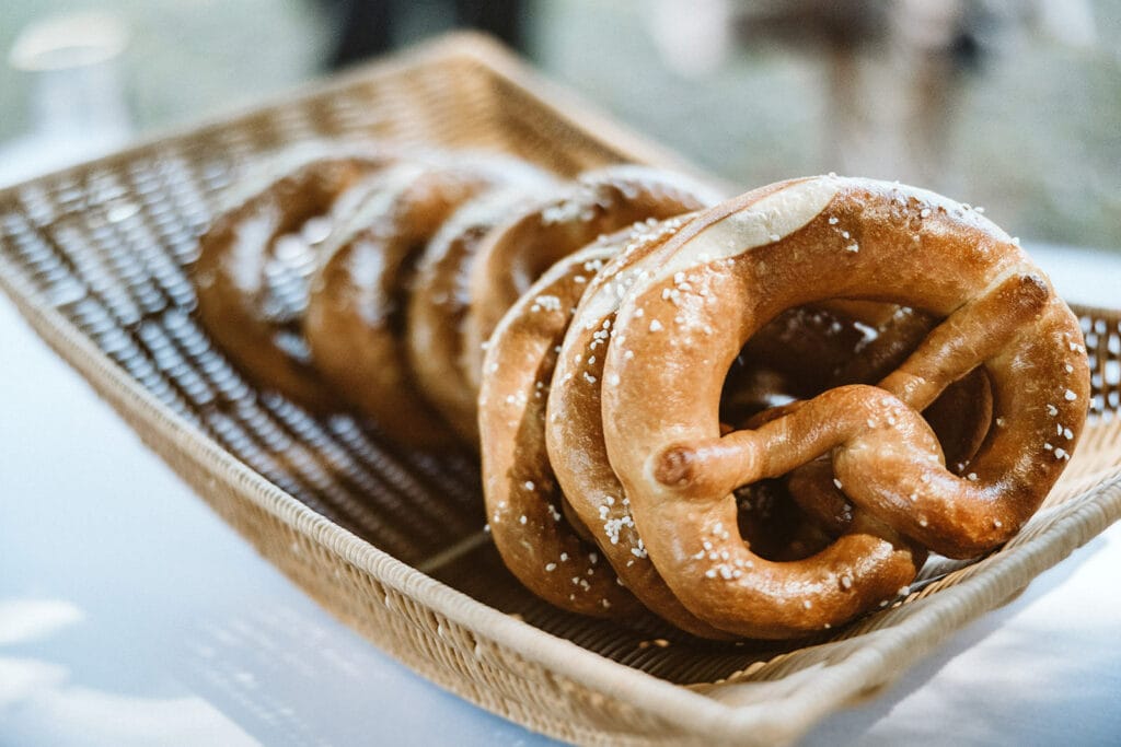 Herrenhaus Cromford Ratingen 25hours Hotel Düsseldorf Hochzeitsfotograf - Brezeln für Brautpaar Empfang