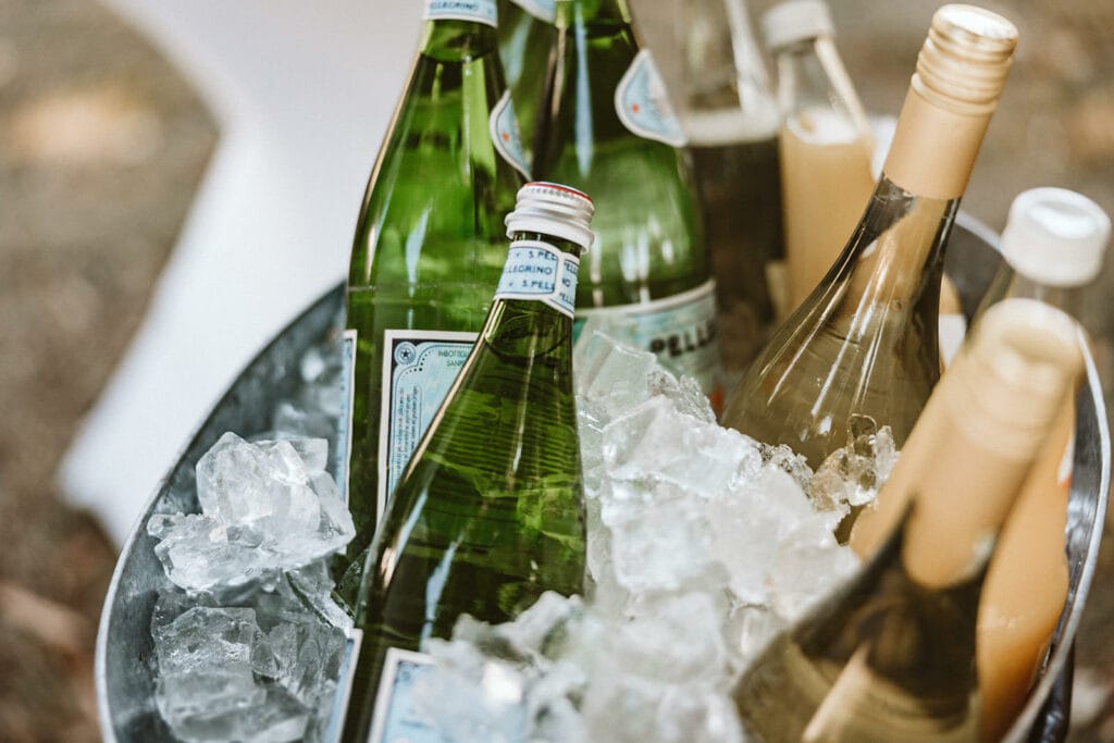 Herrenhaus Cromford Ratingen 25hours Hotel Düsseldorf Hochzeitsfotograf - Kühle Getränke für Empfang Brautpaar