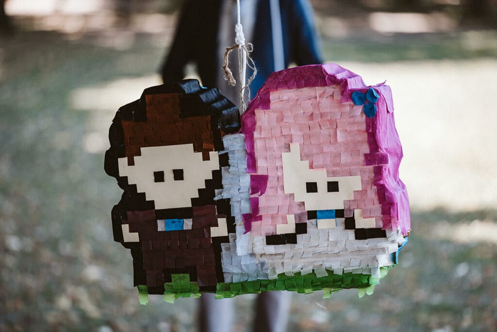 Herrenhaus Cromford Ratingen 25hours Hotel Düsseldorf Hochzeitsfotograf - Piñata steht für Brautpaar bereit